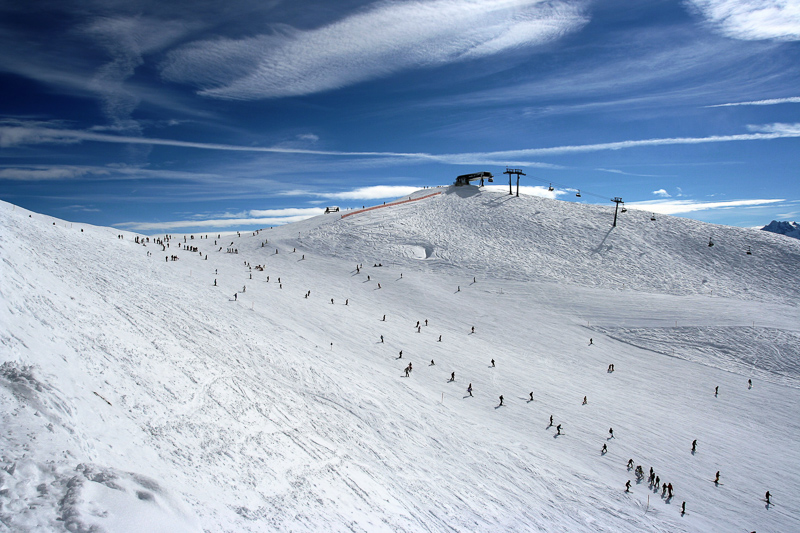 Definition and synonyms of ski slope in the English dictionary