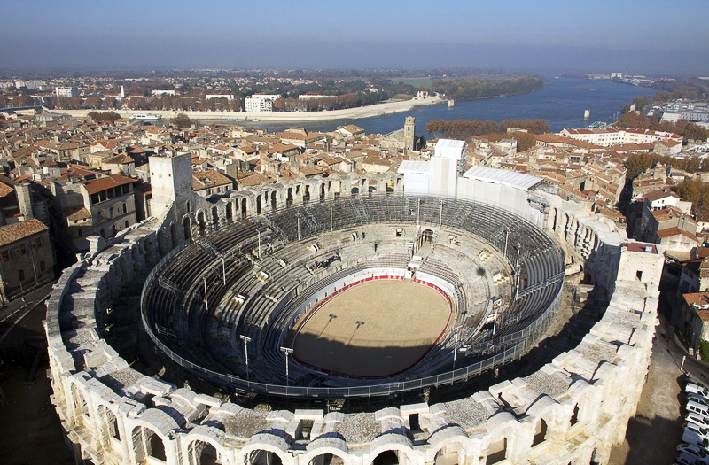 Definition and synonyms of amphitheatre in the English dictionary