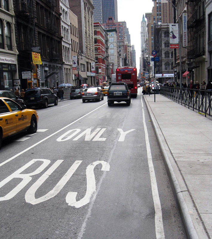 Definition and synonyms of bus lane in the English dictionary