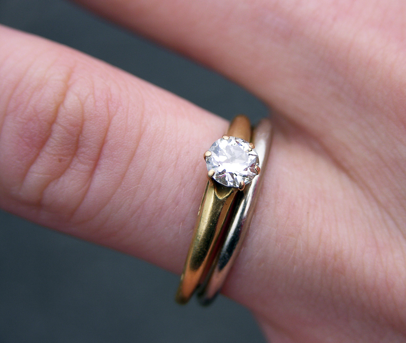 Definition and synonyms of engagement ring in the English dictionary