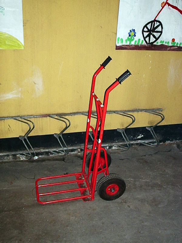 Definition and synonyms of hand truck in the English dictionary