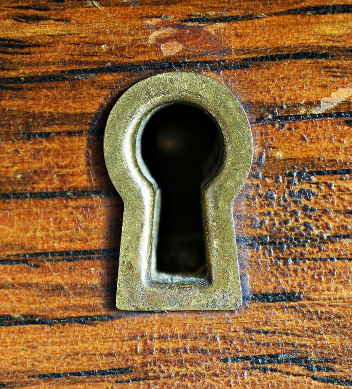 Keyhole 在英语词典里keyhole 的定义和近义词