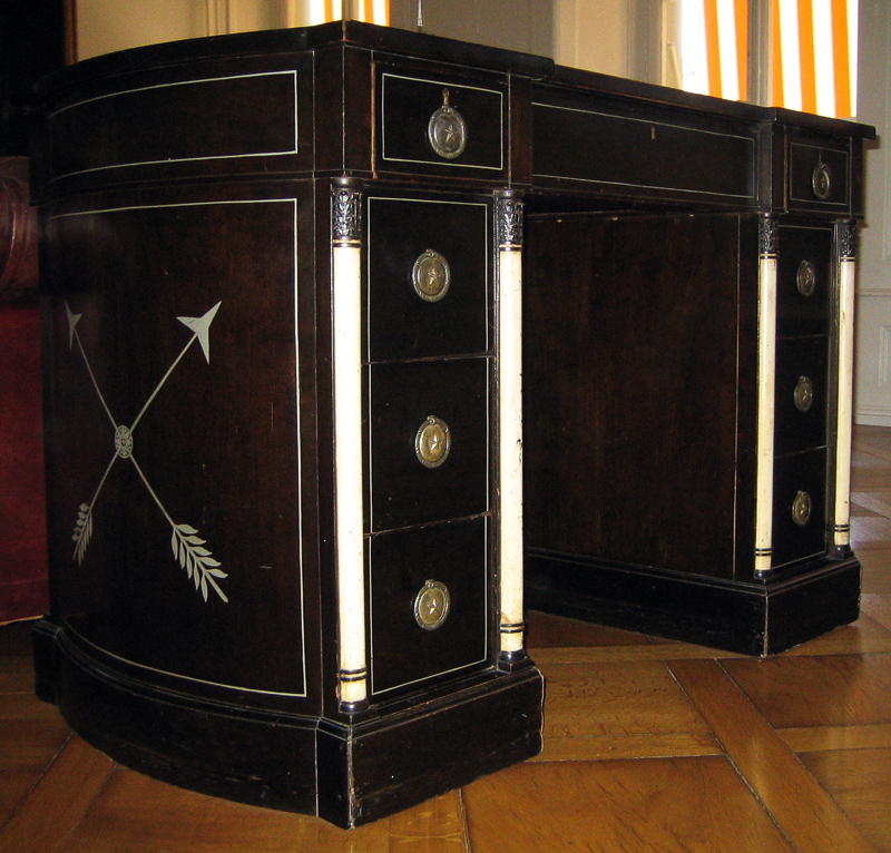 Pedestal Desk Definition And Synonyms Of Pedestal Desk In The