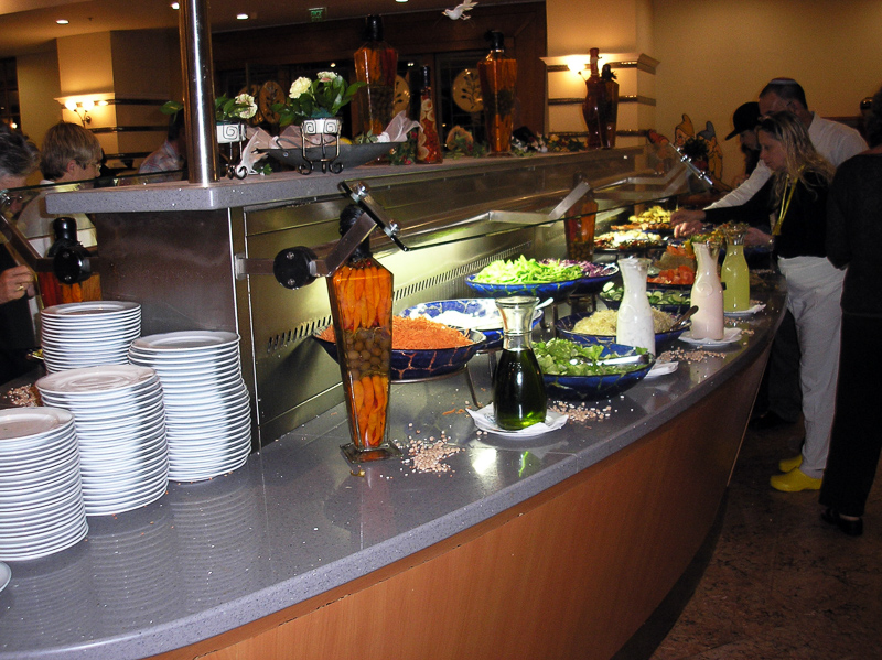 Definition and synonyms of salad bar in the English dictionary