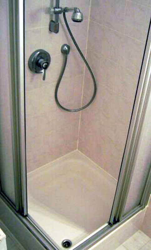 Definition and synonyms of shower curtain in the English dictionary