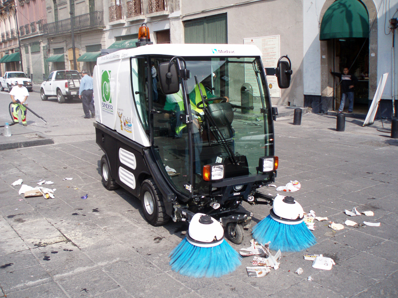 Definition and synonyms of street sweeper in the English dictionary
