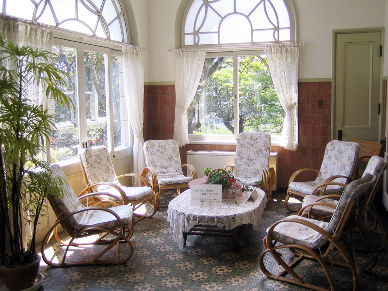 Definition and synonyms of sunroom in the English dictionary