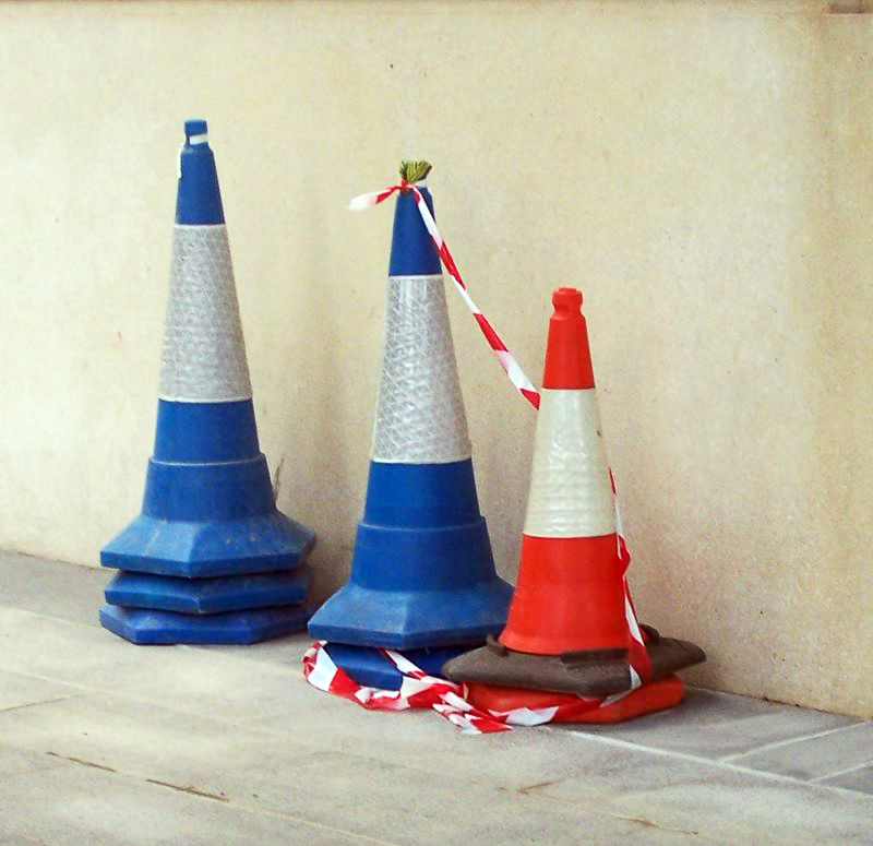 Definition and synonyms of traffic cone in the English dictionary